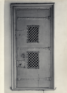221775 Interieur van de Domkerk (Munsterkerkhof) te Utrecht: deur van een muurkast in de sacristie.N.B.: In 1912 is de ...